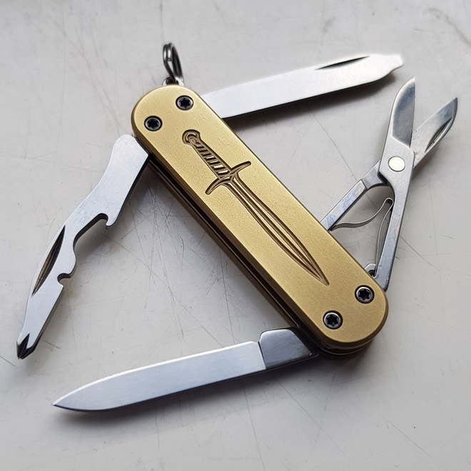 Customized Victorinox Rambler 58mm with brass scales 