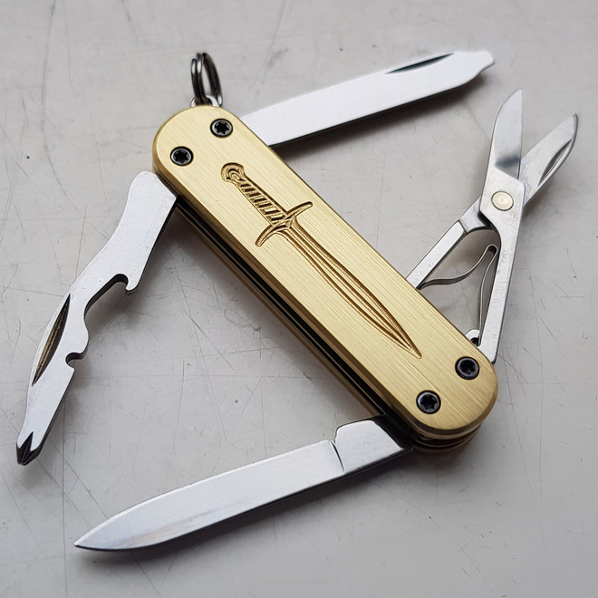 Customized Victorinox Rambler 58mm with brass scales 