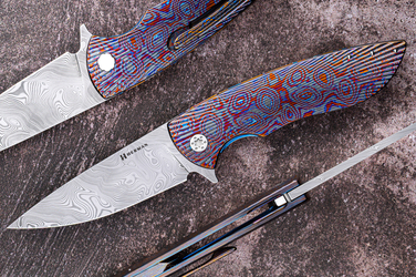 FOLDING KNIFE STING #0908 DAMASTEEL BLACK TIMASCUS FULL DRESS HERMAN KNIVES